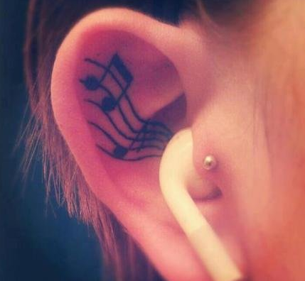 女生耳部小巧时尚的音符纹身图案