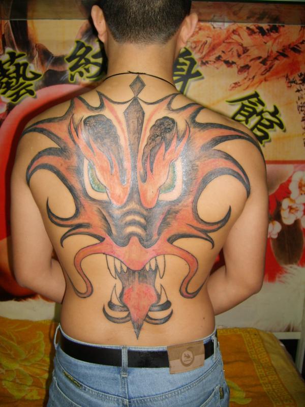 男子满背个性麒麟头纹身