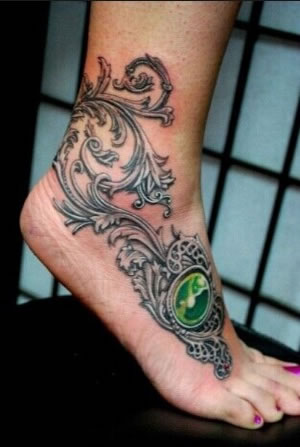 脚背上精美而高雅的花藤纹身