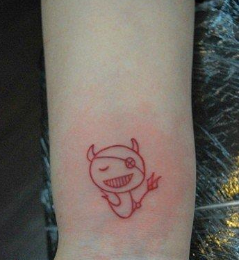 手腕小巧的线条小恶魔纹身图案