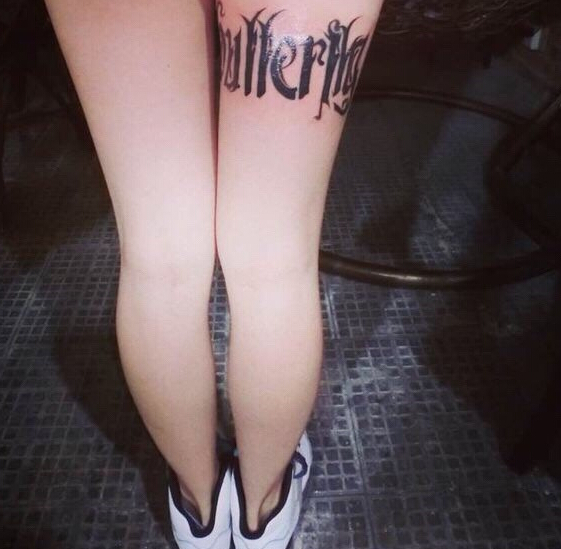 性感长腿上的花体英文字纹身图案