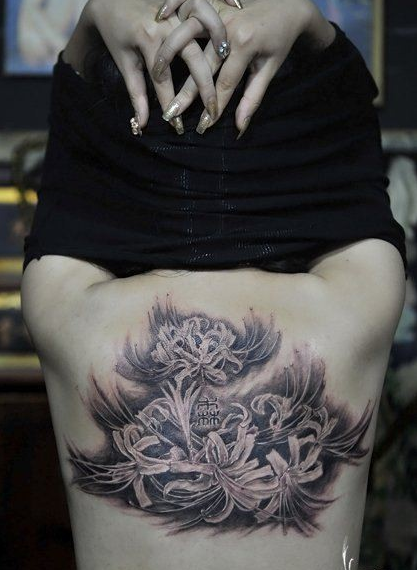 美女背部漂亮的彼岸花纹身图案