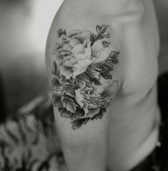 手臂牡丹花纹身图案