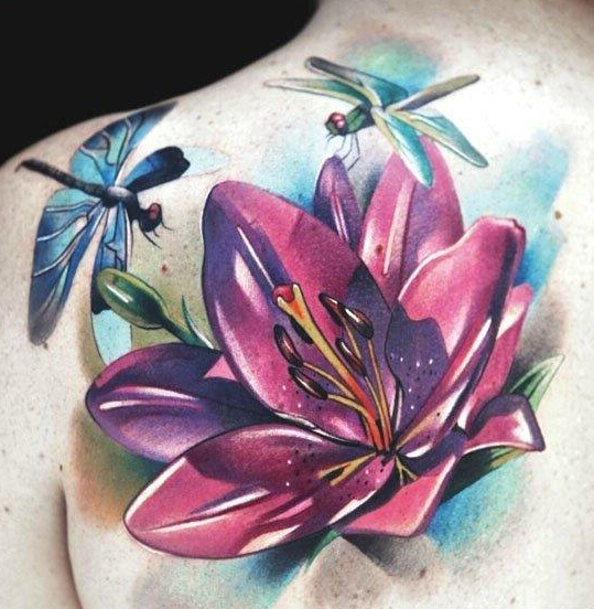 女生肩背精美的彩色花卉与蜻蜓纹身图案