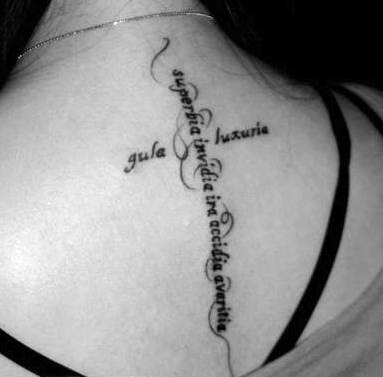 颈部时尚的英文字母纹身图案