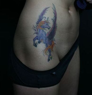 美女腹部彩色独角兽纹身图案