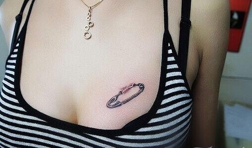 女生胸部清新小针纹身