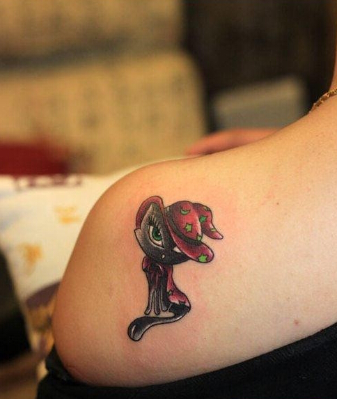 后肩可爱的猫咪纹身图案