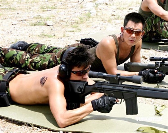 陈冠希《神枪手》秀背部刺青