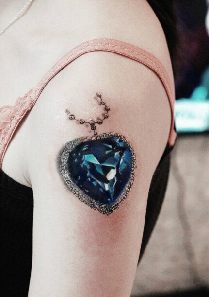 女性手臂闪亮夺目钻石纹身图案