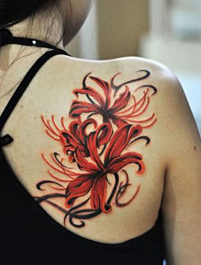 女孩子肩部彼岸花纹身图案