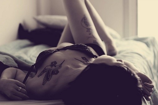 美女胸部小鸟纹身图案