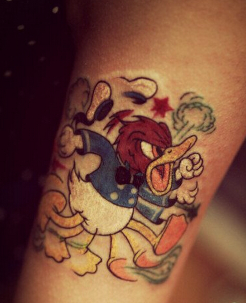 手臂彩色黄小鸭纹身图案