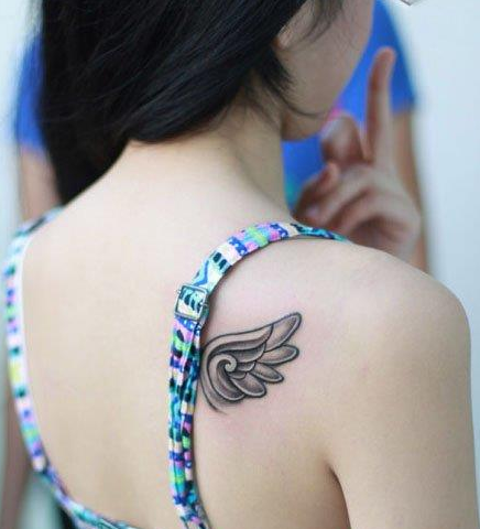 靓妹肩背小巧唯美的小翅膀纹身图案