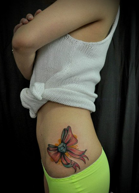 美女侧腰彩色蝴蝶结钻石纹身图案