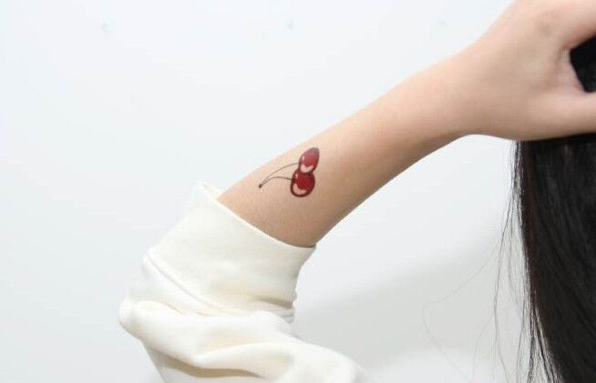 手背可口樱桃纹身图案
