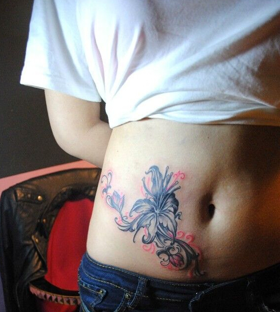 腹部清新彼岸花纹身图片