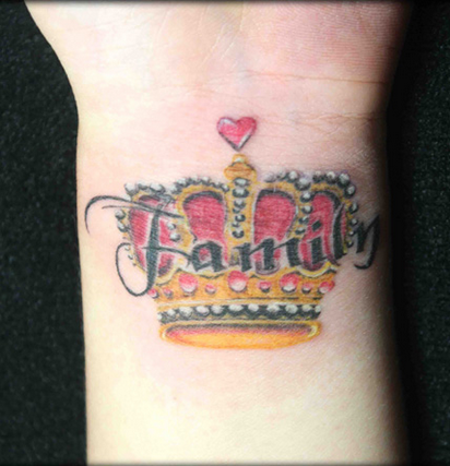 手腕上漂亮的小皇冠纹身