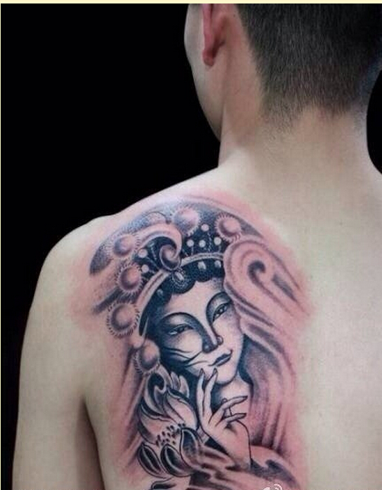 男人背部创意花旦文身