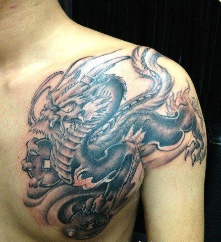 男生胸前超帅的黑白貔貅纹身