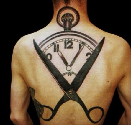 背部时尚大气的纹身图案