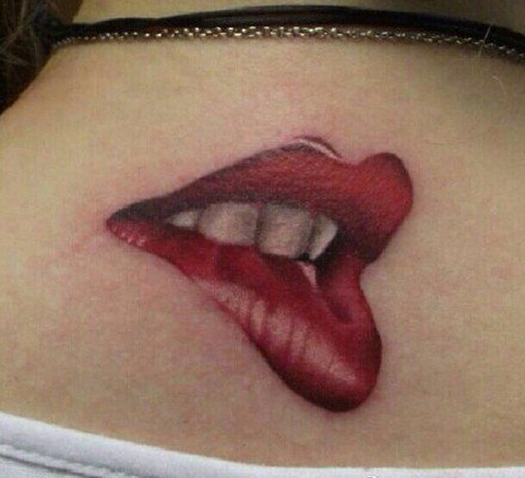 时尚女后背性感红唇纹身