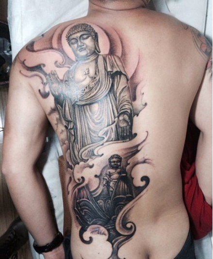 男人后被半背经典的如来佛祖纹身图案