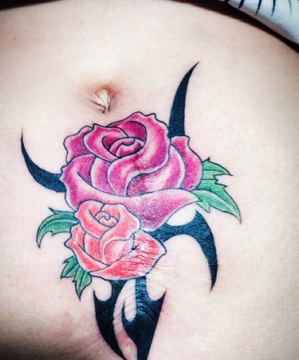 女性遮盖玫瑰纹身图案