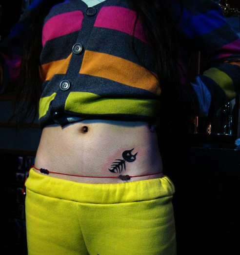 女性腹部个性纹身图案