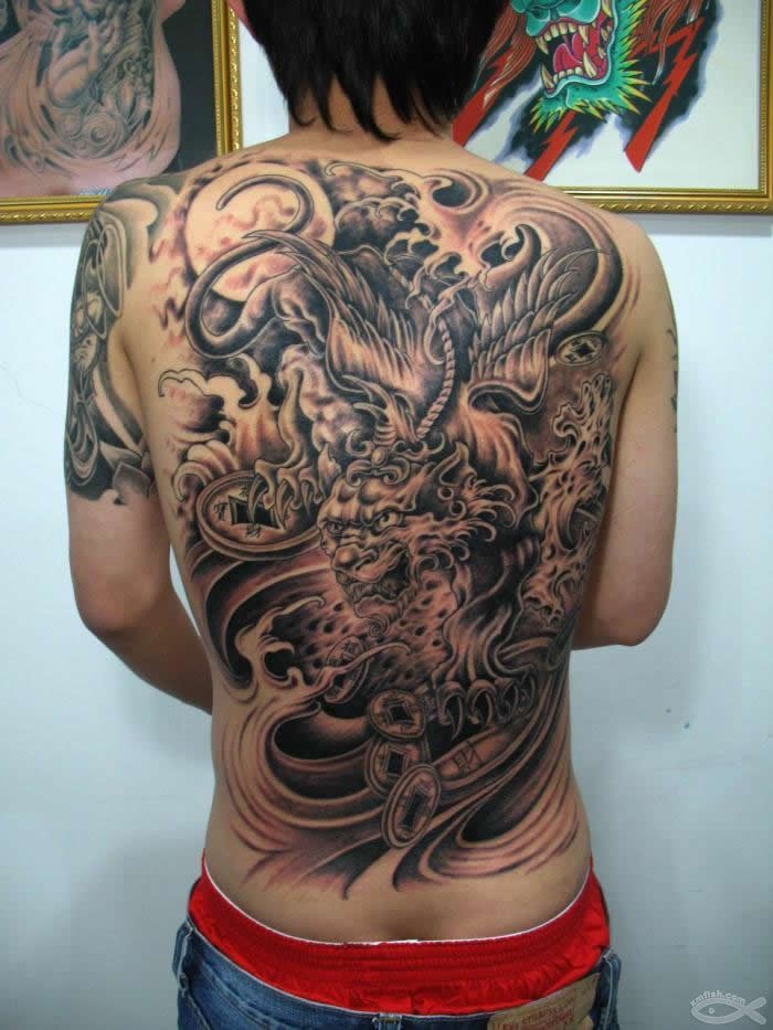 霸气满背黑灰貔貅纹身