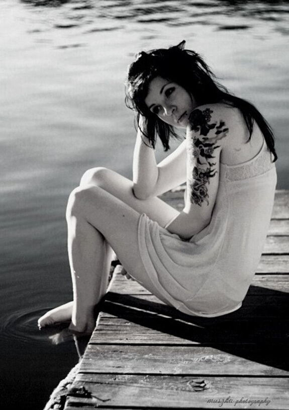 美女手臂黑白玫瑰纹身图案