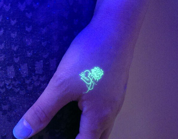 好看的荧光玫瑰纹身图案大全图片