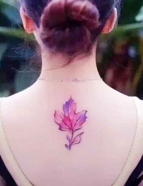 后背水墨枫叶纹身图案