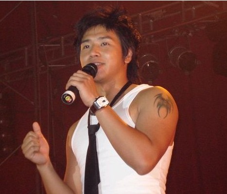 欧弟左手臂蝙蝠纹身图案