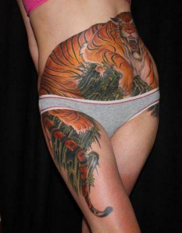 美女腹部猛虎下山纹身图案
