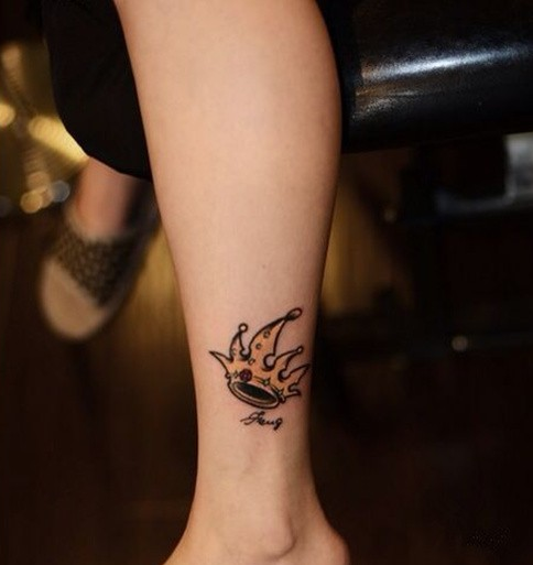 脚踝可爱的小皇冠纹身图案