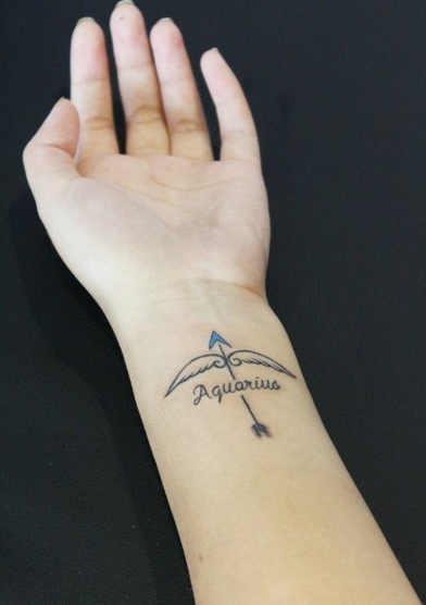 手腕翅膀箭头字母纹身图案