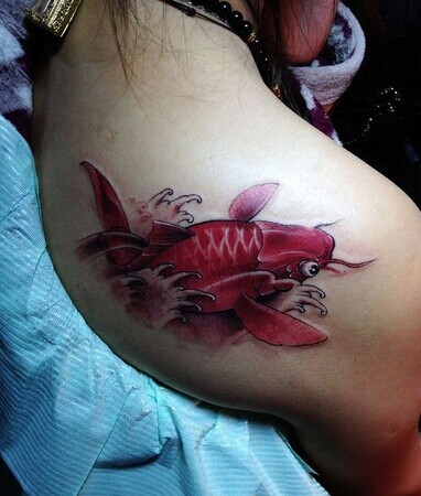 美女背部个性红鲤鱼纹身图案