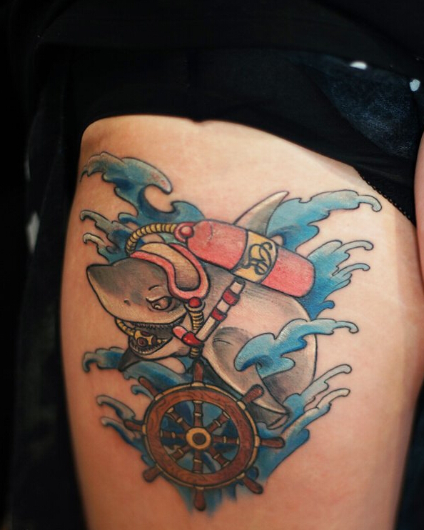 水彩水波方向盘小鲨鱼纹身图案