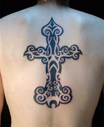 男子后背十字架纹身图案
