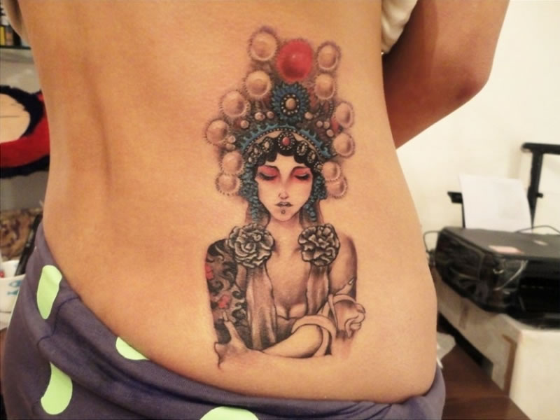 女生腰部漂亮的美女花旦纹身图案