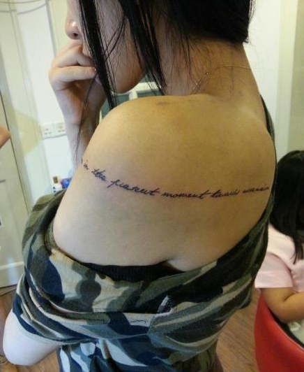 女生手臂到肩背好看简洁的字母纹身图案