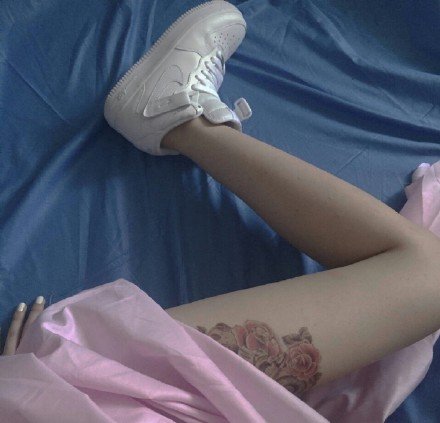女生大腿若隐若现的玫瑰纹身