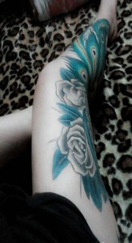 腿上大面积不同色彩的花卉纹身图案