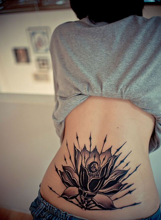 后腰个性黑莲花纹身图案