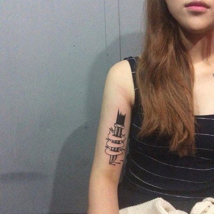 美女另类的创意纹身图案