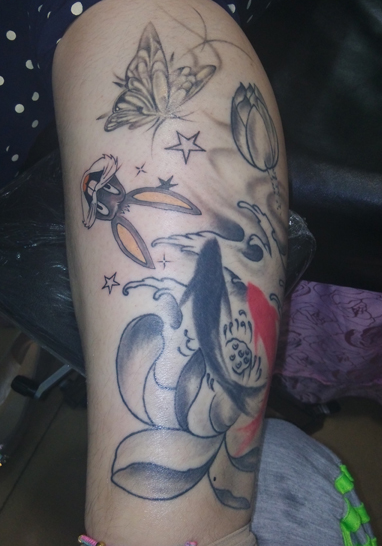 腿部兔八哥纹身图案