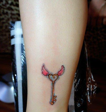 美女腿部小巧的翅膀与钥匙纹身图案