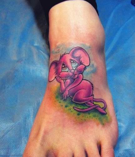 脚背可爱的卡通小老鼠纹身图案