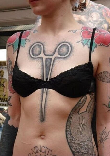 女生胸前大剪刀纹身图案